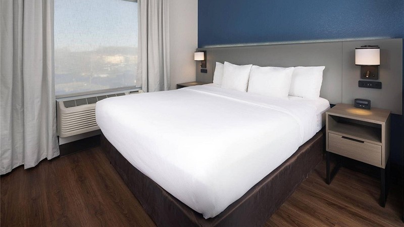 Comfort Suites Outlet Center, room with private jacuzzi, photo 4