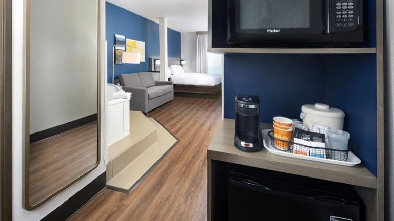 Comfort Suites Outlet Center