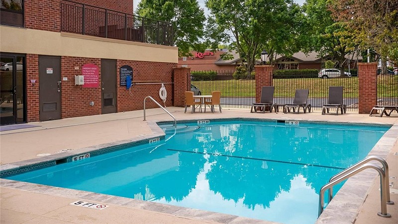Comfort Suites Outlet Center, room with private jacuzzi, photo 8