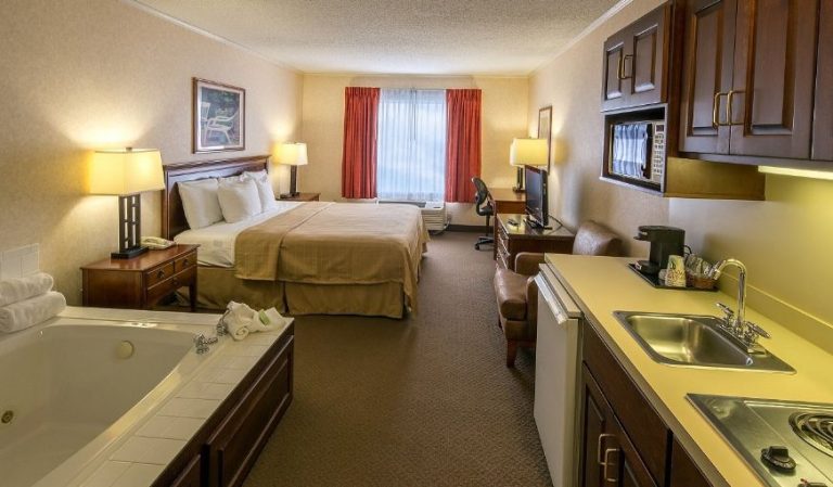 Coshocton Village Inn & Suites