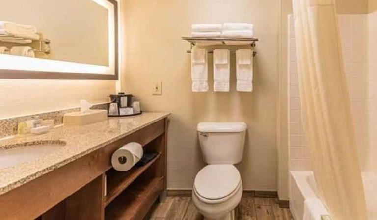 Coshocton Village Inn & Suites
