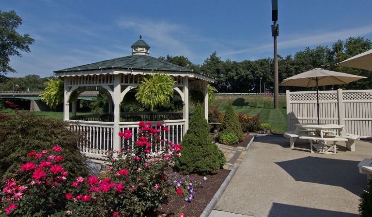 Coshocton Village Inn & Suites