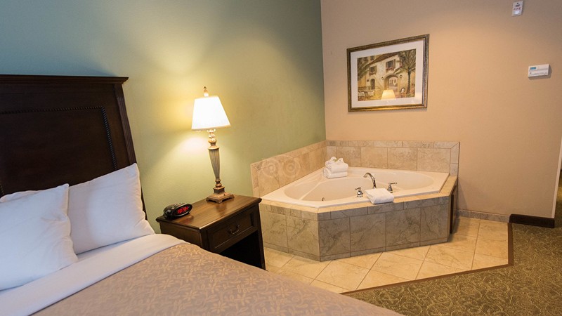 Country Inn & Suites by Radisson, Asheville West, NC, room with private jacuzzi, photo 2