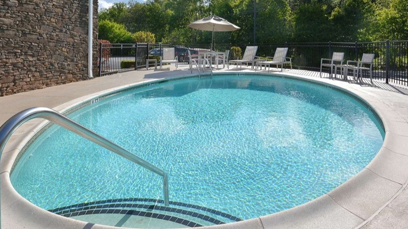 Country Inn & Suites by Radisson, Asheville West, NC, room with private jacuzzi, photo 8