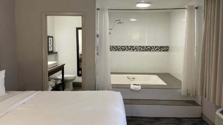 Country Inn & Suites by Radisson, Bakersfield, CA