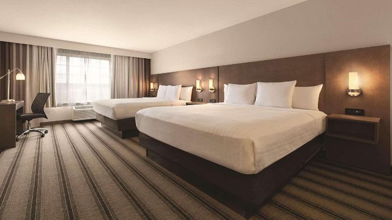 Country Inn & Suites by Radisson, Billings, MT, room with private jacuzzi, photo 2