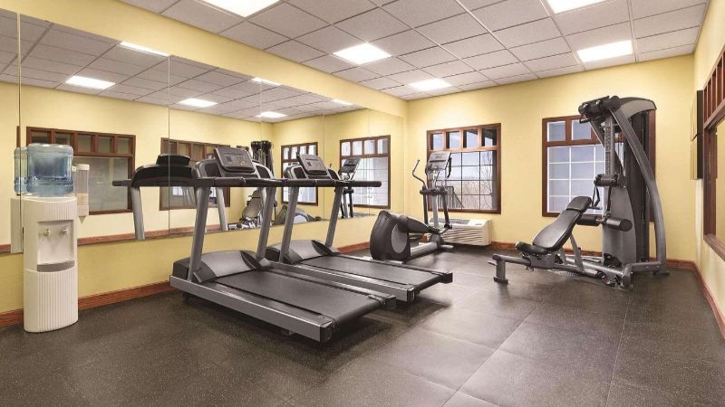Country Inn & Suites by Radisson, Billings, MT, room with private jacuzzi, photo 6