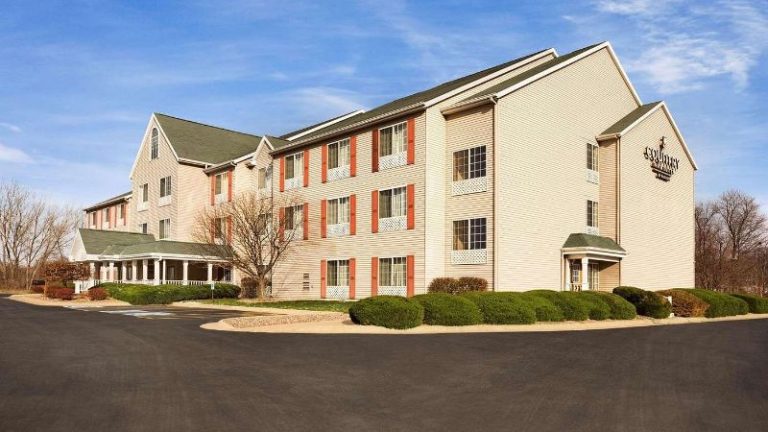 Country Inn & Suites by Radisson, Clinton, IA