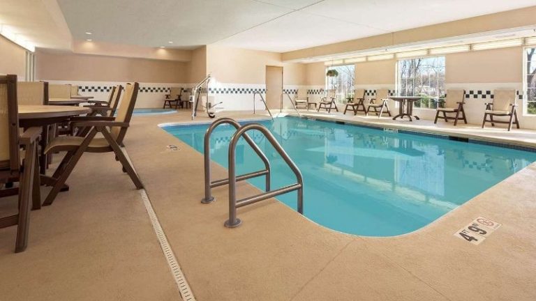 Country Inn & Suites by Radisson, Clinton, IA