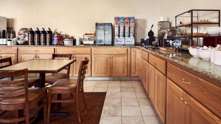Country Inn & Suites by Radisson, Clinton, IA