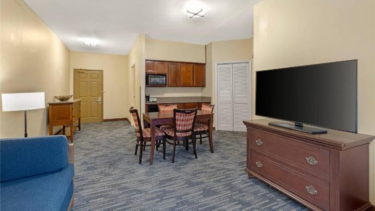 Country Inn & Suites by Radisson, Des Moines West, IA
