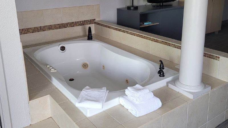 Country Inn Suites by Radisson Fargo ND 1 - jacuzzi hotel room