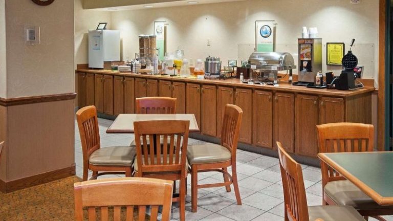 Country Inn & Suites by Radisson, Lansing, MI