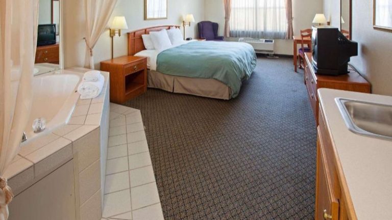Country Inn & Suites by Radisson, Lansing, MI