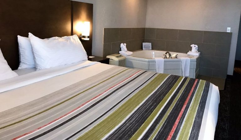 Country Inn & Suites by Radisson, Mt. Pleasant-Racine West
