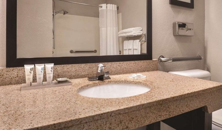 Country Inn & Suites by Radisson, Mt. Pleasant-Racine West