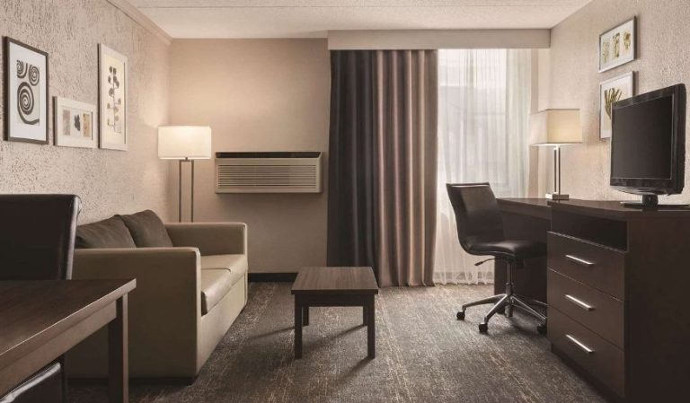 Country Inn & Suites by Radisson, Mt. Pleasant-Racine West