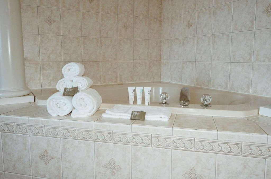 Country Inn & Suites by Radisson, Myrtle Beach, SC, room with private jacuzzi, photo 2