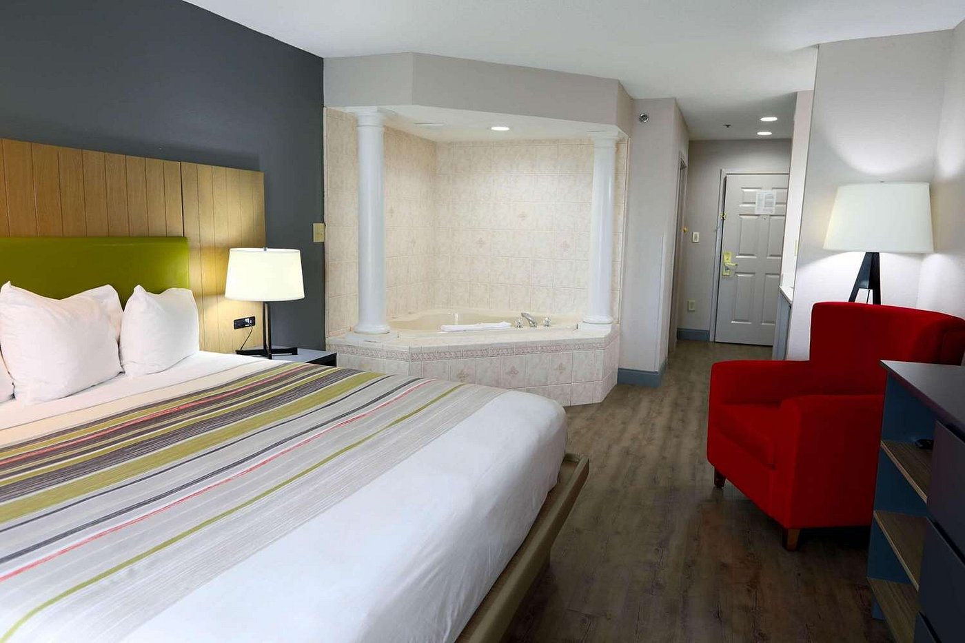 Country Inn & Suites by Radisson, Myrtle Beach, SC, room with private jacuzzi, photo 1