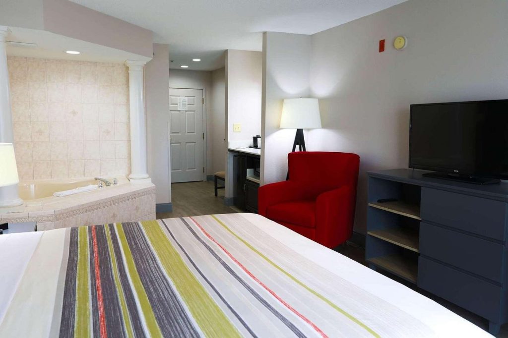 Country Inn & Suites by Radisson, Myrtle Beach, SC, room with private jacuzzi, photo 3