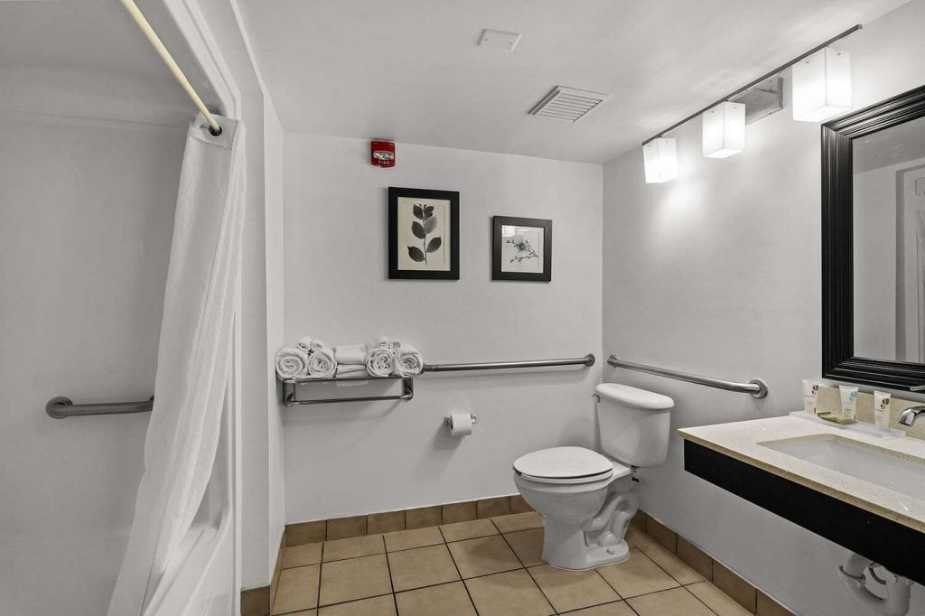 Country Inn & Suites by Radisson, Myrtle Beach, SC, room with private jacuzzi, photo 4