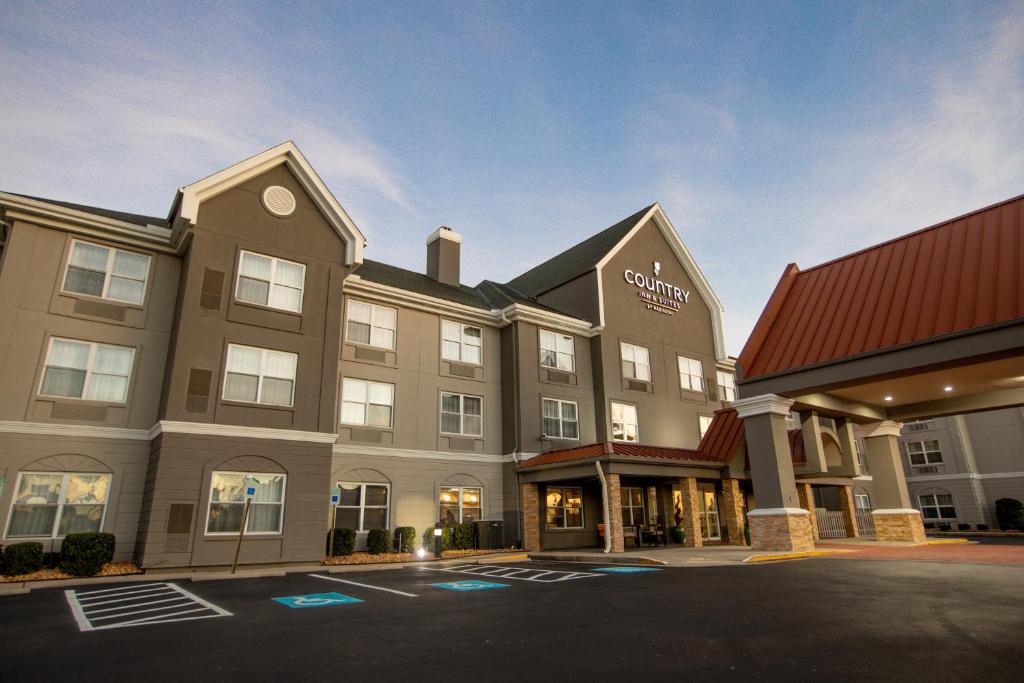 Country Inn & Suites by Radisson, Myrtle Beach, SC, room with private jacuzzi, photo 5