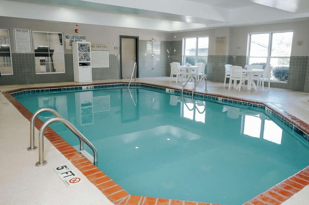 Country Inn & Suites by Radisson, Myrtle Beach, SC, room with private jacuzzi, photo 6