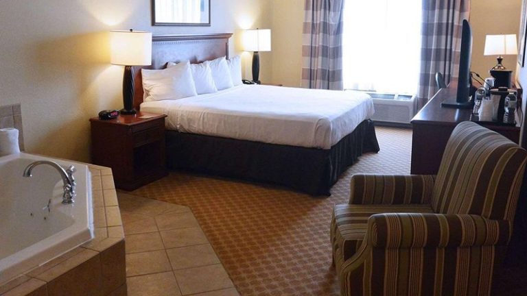 Country Inn & Suites by Radisson, Peoria North, IL
