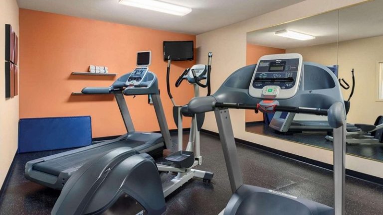 Country Inn & Suites by Radisson, Peoria North, IL