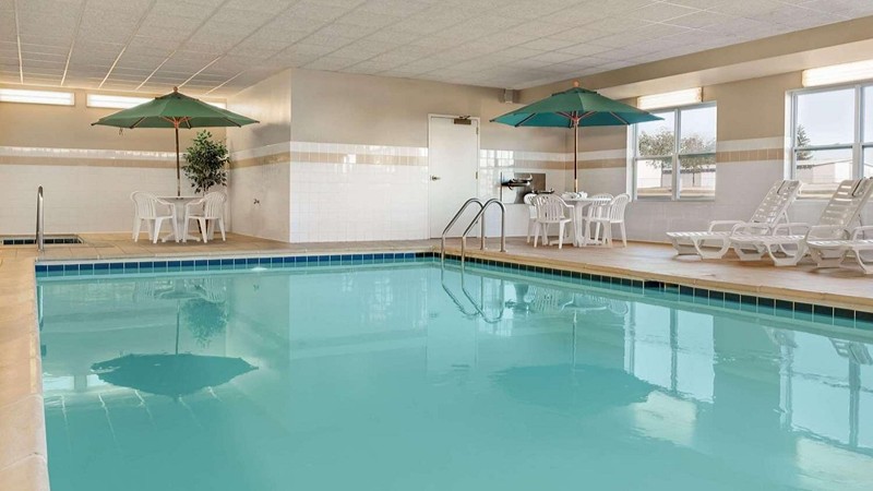 Country Inn & Suites by Radisson, Peoria North, IL, room with private jacuzzi, photo 6