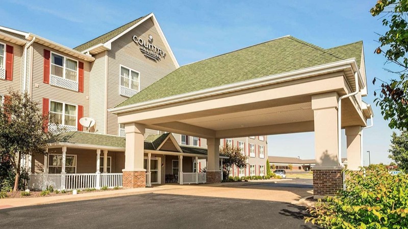 Country Inn & Suites by Radisson, Peoria North, IL, room with private jacuzzi, photo 7