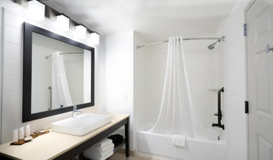 Country Inn & Suites by Radisson, State College (Penn State Area), room with private jacuzzi, photo 2