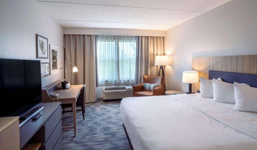 Country Inn & Suites by Radisson, State College (Penn State Area), room with private jacuzzi, photo 3