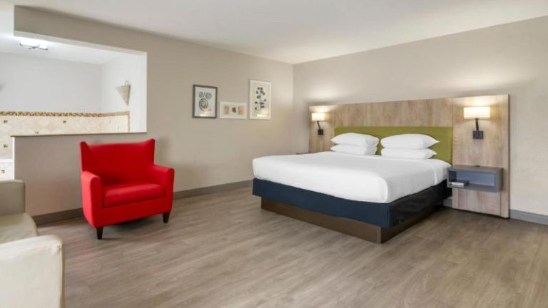 Country Inn & Suites by Radisson, Tampa Airport North