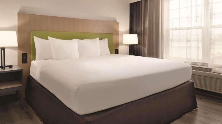 Country Inn & Suites by Radisson, Waterloo, IA