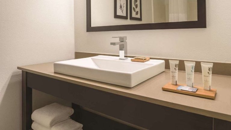 Country Inn & Suites by Radisson, Waterloo, IA