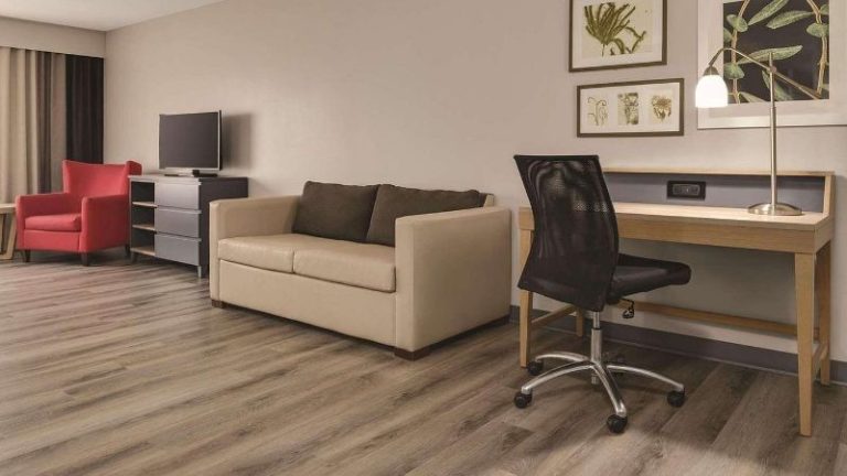 Country Inn & Suites by Radisson, Waterloo, IA