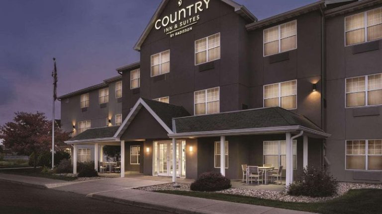 Country Inn & Suites by Radisson, Waterloo, IA