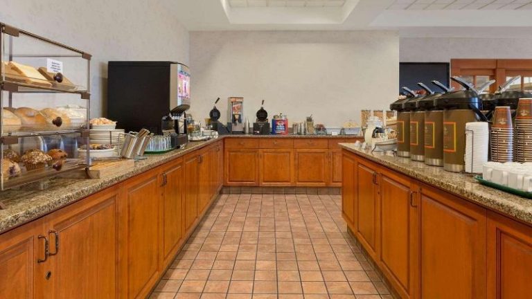 Country Inn & Suites by Radisson, Calgary-Airport, AB