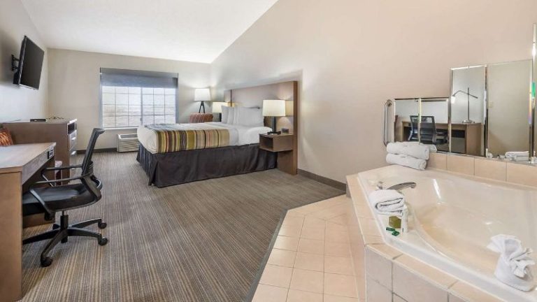 Country Inn & Suites by Radisson, Watertown, SD