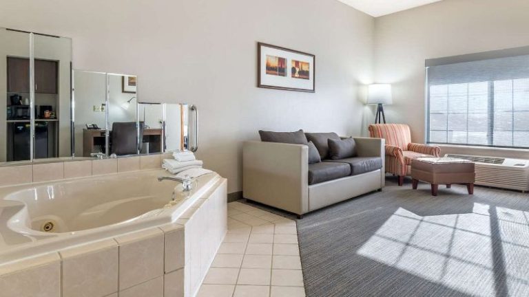 Country Inn & Suites by Radisson, Watertown, SD