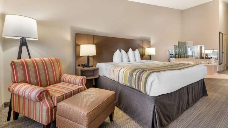 Country Inn & Suites by Radisson, Watertown, SD