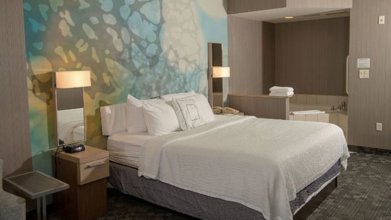Courtyard by Marriott Erie Ambassador Conference Center