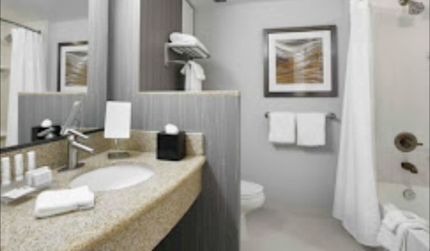 Courtyard by Marriott Toronto Brampton, room with private jacuzzi, photo 6