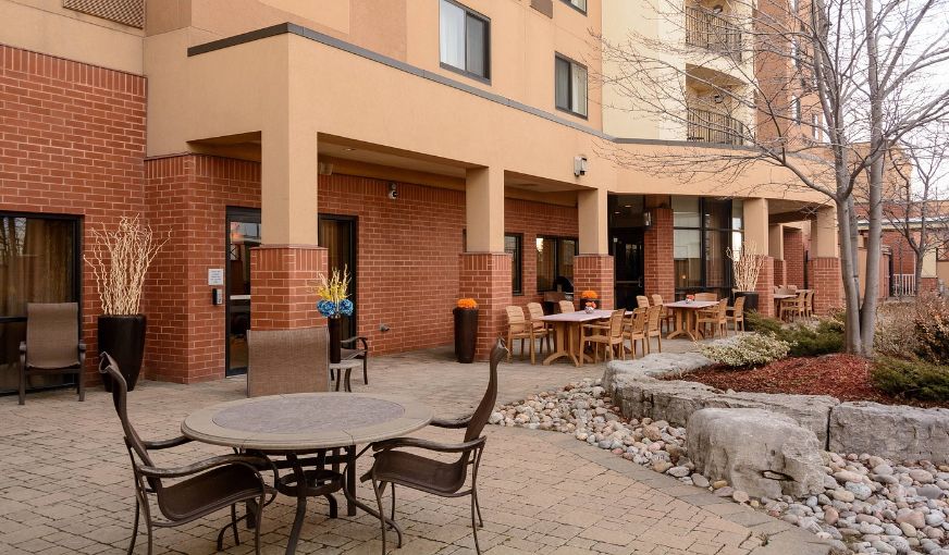 Courtyard by Marriott Toronto Brampton, room with private jacuzzi, photo 7