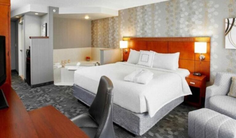 Courtyard by Marriott Toronto Brampton