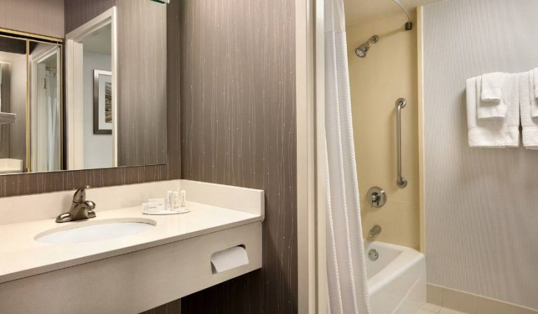 Courtyard by Marriott Tysons McLean