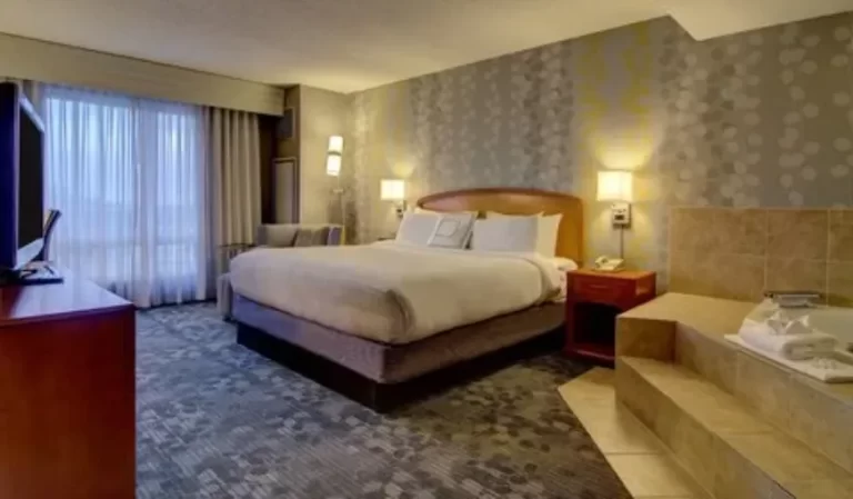 Courtyard by Marriott Tysons McLean