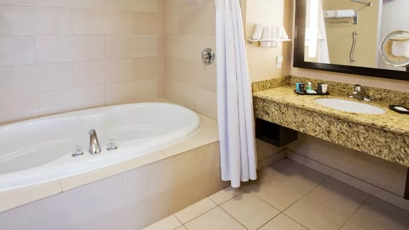 Crowne Plaza Anchorage midtown2 - jacuzzi hotel room