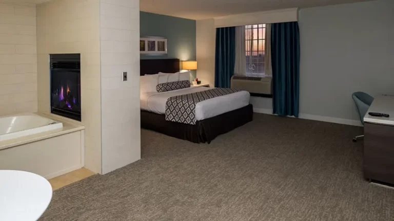 Crowne Plaza Suites Pittsburgh South, an IHG Hotel